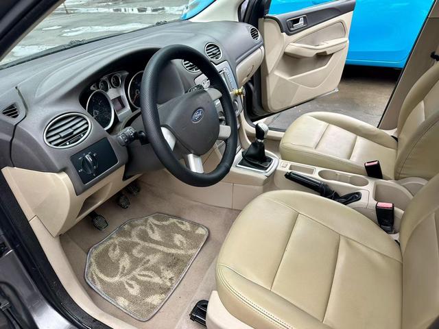 Ford Focus 2013 Sedan Classic 1.8L Manual Base – фото 6