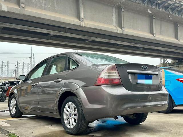 Ford Focus 2013 Sedan Classic 1.8L Manual Base – фото 7