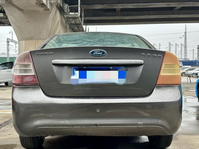 Ford Focus 2013 Sedan Classic 1.8L Manual Base – фото 8