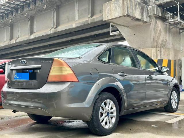Ford Focus 2013 Sedan Classic 1.8L Manual Base – фото 9