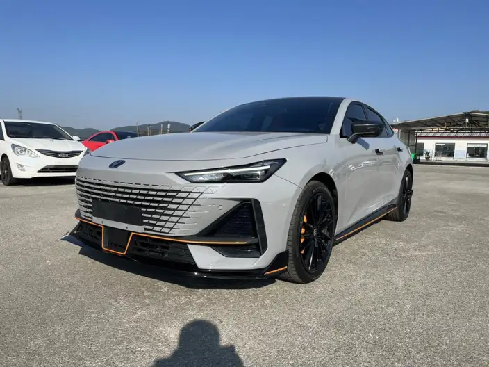 Changan UNI-V 2023 Model 1.5T Sports Edition – фото 1