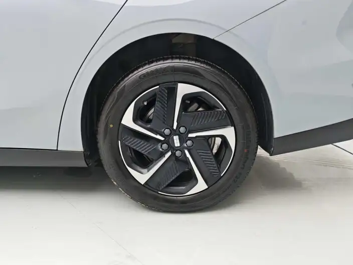 Geely Galaxy L6 2023 Model 1.5T DHT 60km PLUS – фото 9