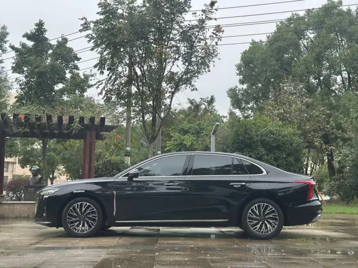 Hongqi H5 2025 Model 2.0T Automatic Flag Enjoy Edition