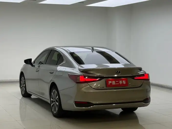 Lexus ES 2022 Model 300h Superior Edition