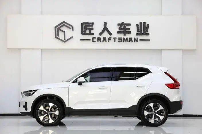 Volvo XC40 2023 Model B4 4WD Smart Range Deluxe Edition