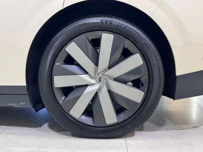 Li Auto i6 2025 Model 4WD Standard Edition – фото 8