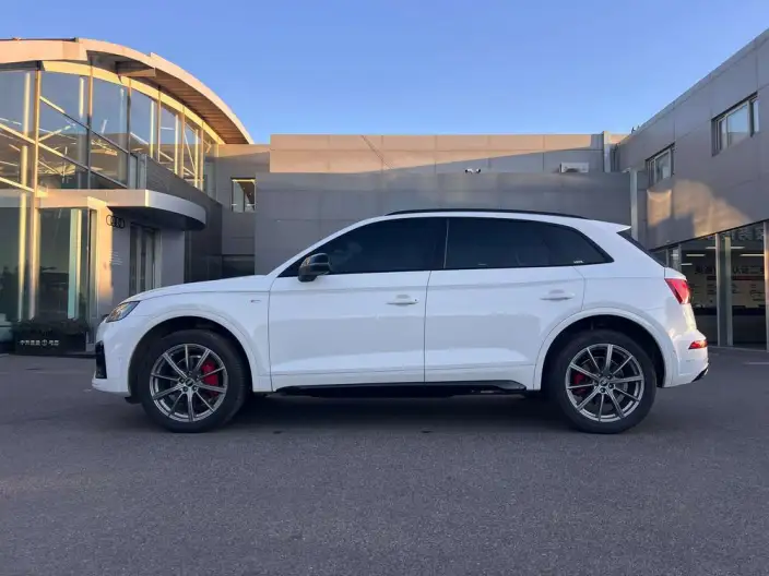 Audi Q5L 2022 Model 45T Luxury Dynamic Model – фото 3