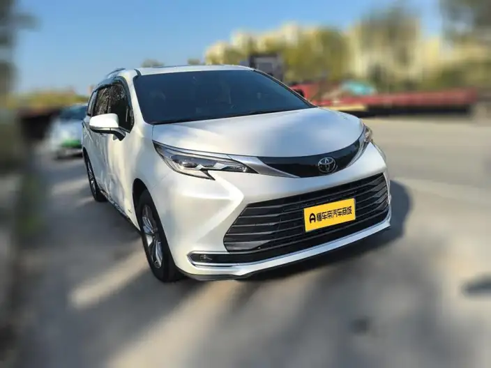 Toyota Sienna 2024 Model Hybrid 2.5L 4WD Deluxe Edition – фото 3