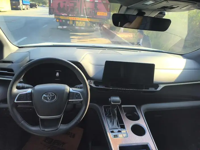 Toyota Sienna 2024 Model Hybrid 2.5L 4WD Deluxe Edition – фото 5