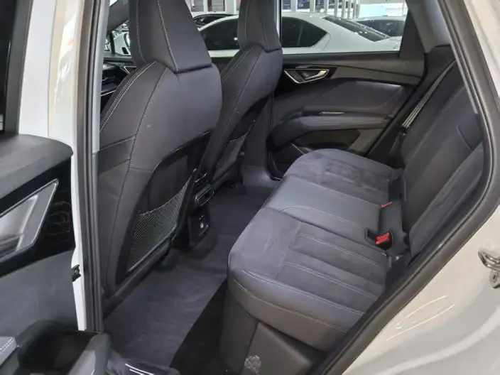 Audi Q4 e-tron 2023 Model 40 e-tron Genesis Night Edition – фото 10