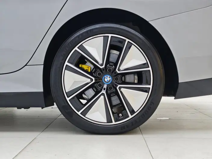 BMW i3 2023 Model Facelift eDrive40L Night Edition Sports Set – фото 9