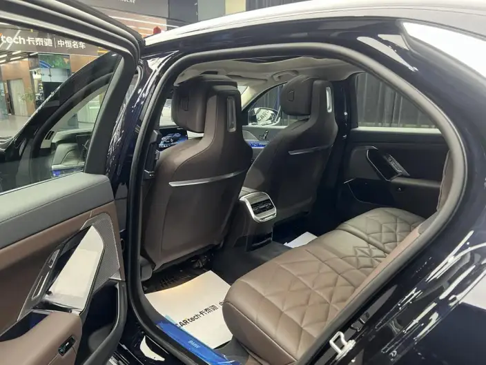 BMW 7 Series 2023 Model 735Li Luxury Set – фото 9