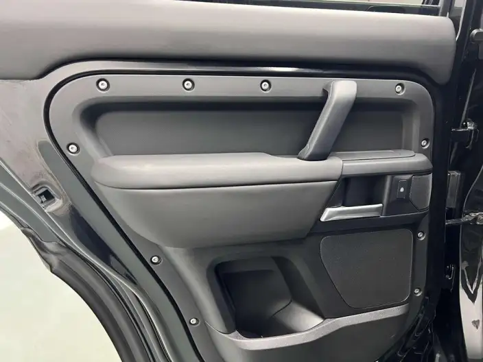 Land Rover Defender 2025 Model 110 3.0T P400 SE X-Dynamic – фото 7