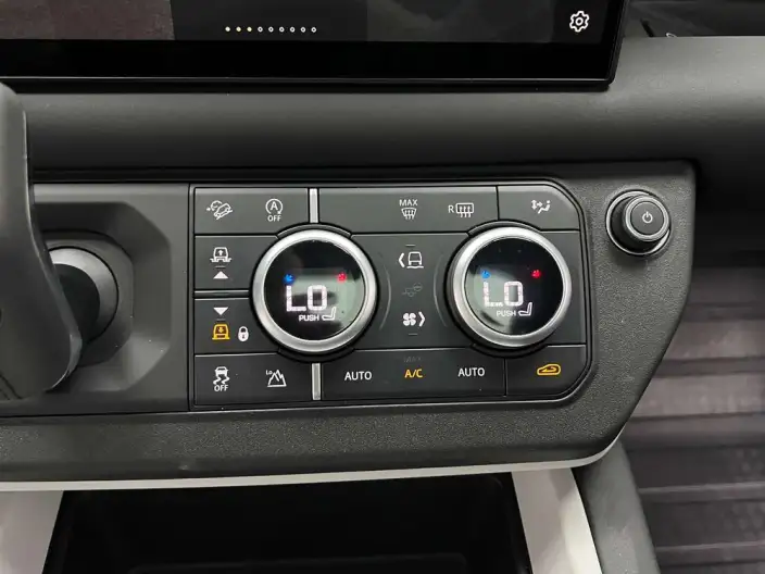 Land Rover Defender 2025 Model 110 3.0T P400 SE X-Dynamic – фото 9