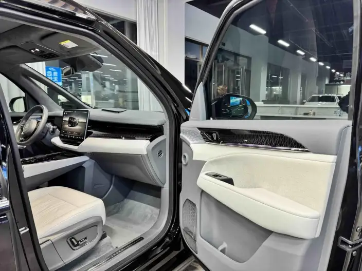 ZEEKR 009 2024 Model VI seat Executive Edition 4WD 108kWh – фото 10