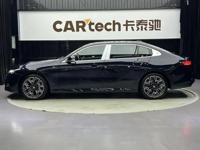 BMW 5 Series 2025 Model 530Li Exclusive Model M Sports Set – фото 4