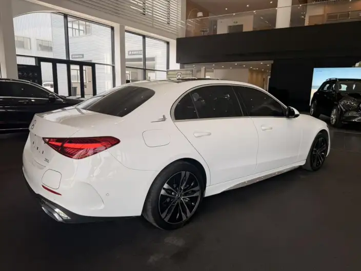 Mercedes-Benz C-Class PHEV 2024 Model C 350 eL – фото 3