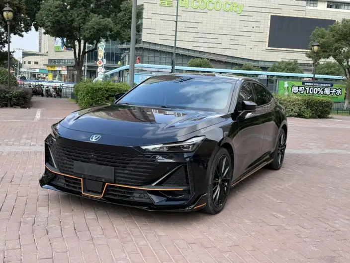 Changan UNI-V 2023 Model 1.5T Sports Edition – фото 1