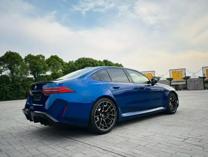 BMW M5 PHEV 2025 Model M5 – фото 4