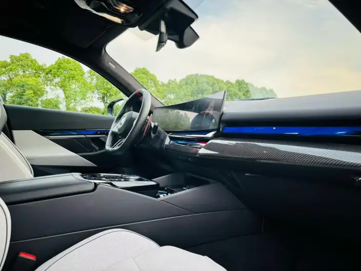 BMW M5 PHEV 2025 Model M5 – фото 7