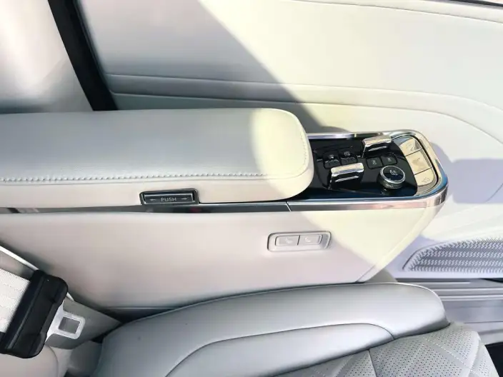 Volvo EM90 2025 Model Ultra VI seat – фото 9