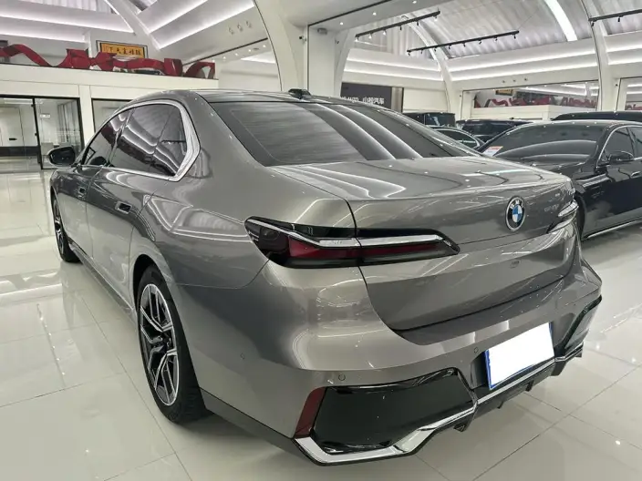 BMW 7 Series 2023 Model 735Li M Sports Set – фото 3