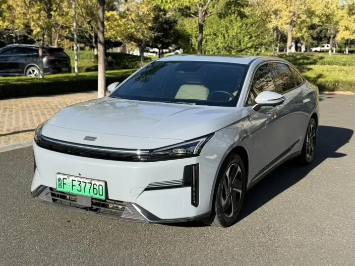 Geely Galaxy L6 2023 Model 1.5T DHT 60km PLUS – фото 1
