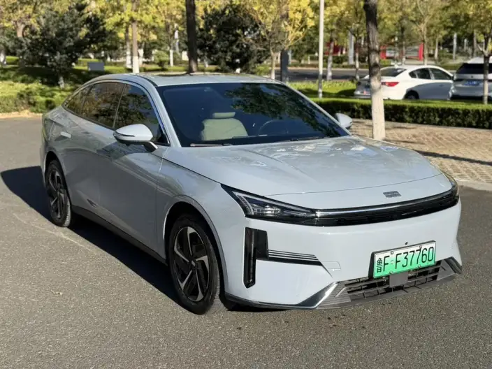 Geely Galaxy L6 2023 Model 1.5T DHT 60km PLUS – фото 3