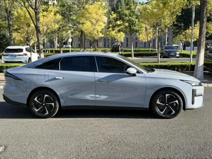 Geely Galaxy L6 2023 Model 1.5T DHT 60km PLUS – фото 8