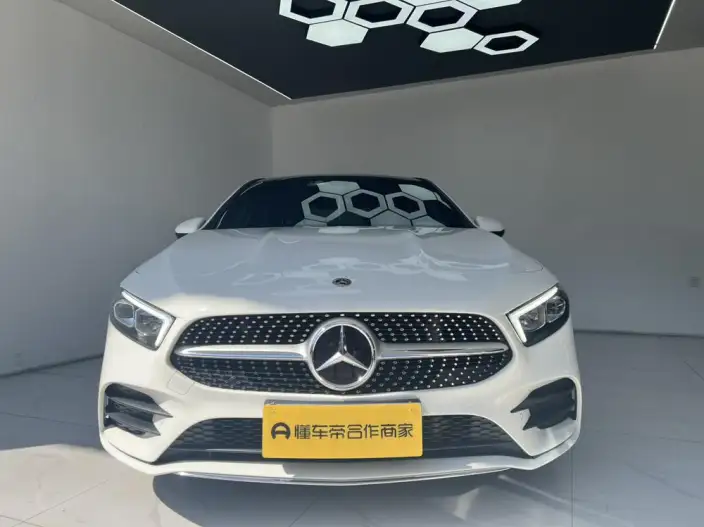 Mercedes-Benz A-class 2023 Model A 200 L Sports sedan Fashion Edition – фото 2
