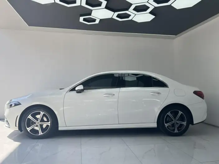 Mercedes-Benz A-class 2023 Model A 200 L Sports sedan Fashion Edition – фото 3