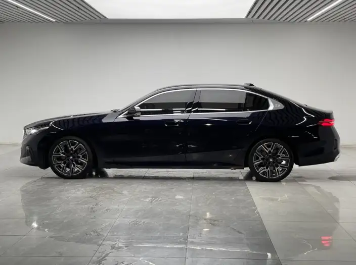 BMW 5 Series 2024 Model 530Li Exclusive Model M Sports Set – фото 4