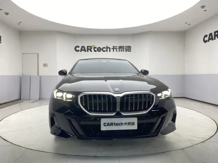 BMW 5 Series 2025 Model 530Li Leading Model M Sports Set – фото 2
