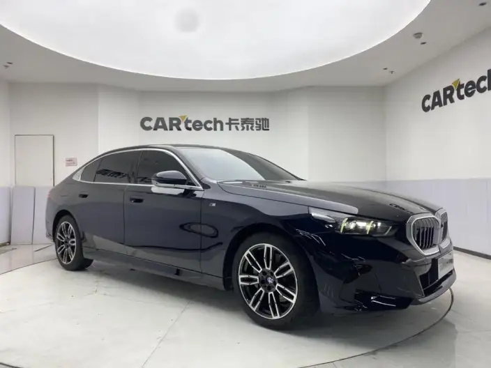 BMW 5 Series 2025 Model 530Li Leading Model M Sports Set – фото 3