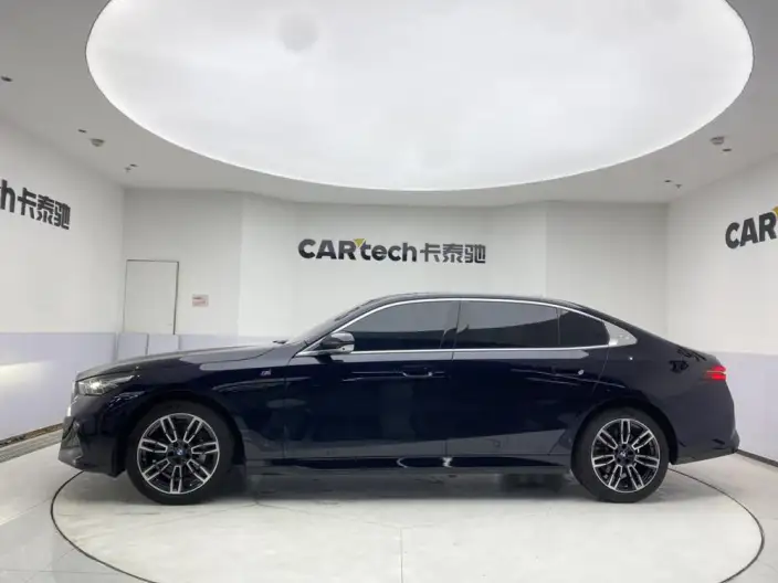 BMW 5 Series 2025 Model 530Li Leading Model M Sports Set – фото 4