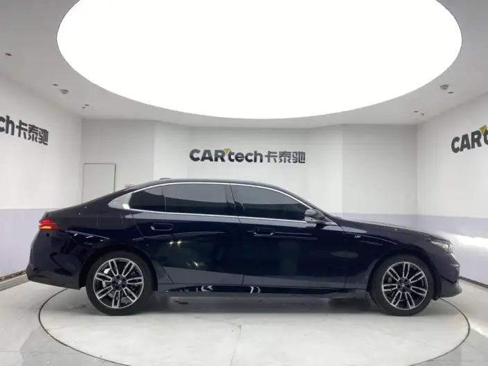 BMW 5 Series 2025 Model 530Li Leading Model M Sports Set – фото 8