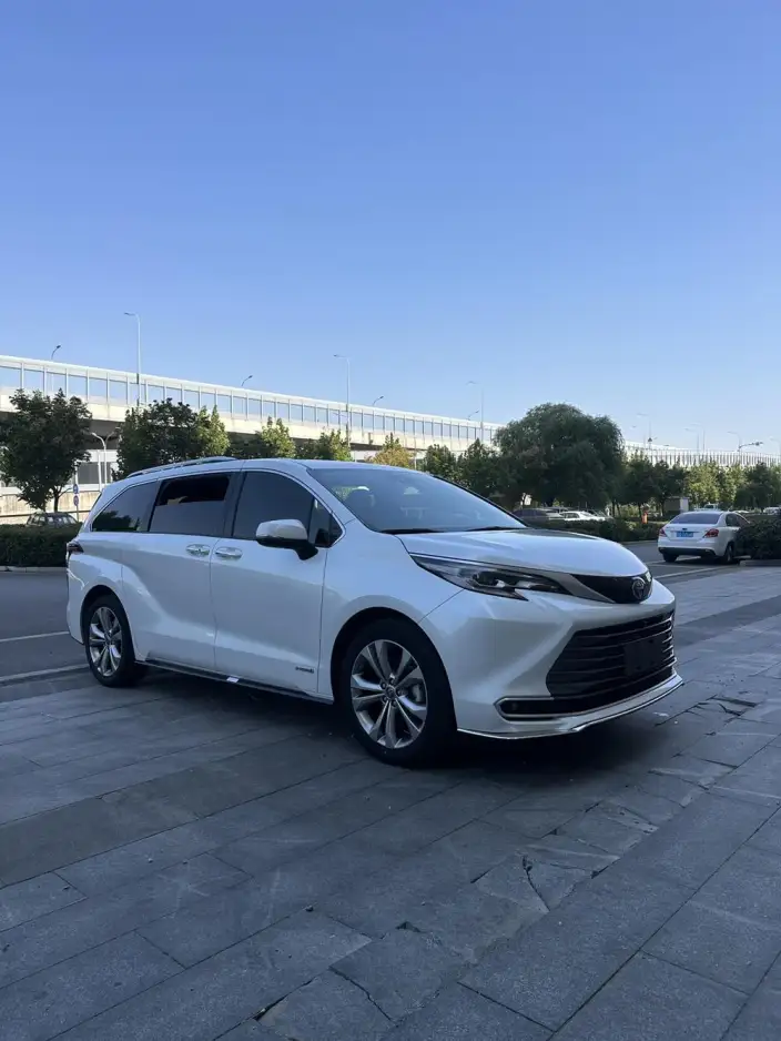 Toyota Sienna 2023 Model Hybrid 2.5L Supreme Edition – фото 3
