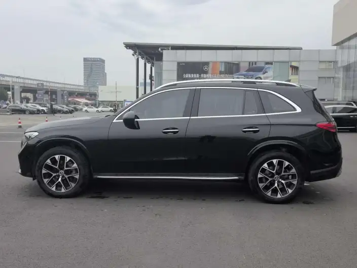 Mercedes-Benz GLC 2023 Model GLC 260 L 4MATIC Luxury Model 7 seat – фото 3