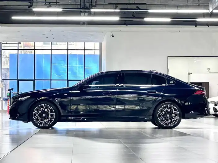 BMW 5 Series 2025 Model Facelift 530Li Exclusive Model M Sports Set – фото 4