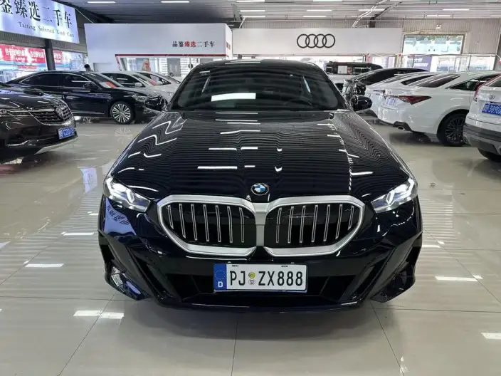 BMW 5 Series 2025 Model 530Li Exclusive Model M Sports Set – фото 2