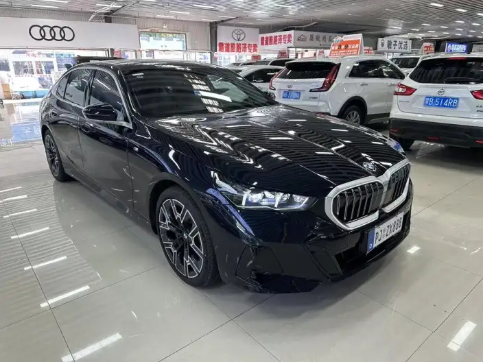 BMW 5 Series 2025 Model 530Li Exclusive Model M Sports Set – фото 3