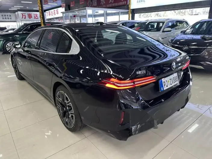 BMW 5 Series 2025 Model 530Li Exclusive Model M Sports Set – фото 4
