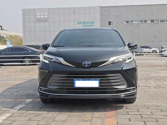 Toyota Sienna 2023 Model Hybrid 2.5L Deluxe Edition – фото 2