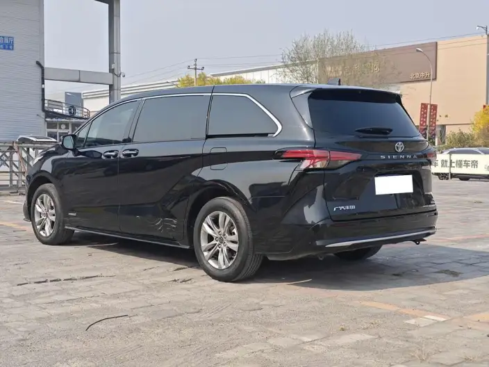 Toyota Sienna 2023 Model Hybrid 2.5L Deluxe Edition – фото 4