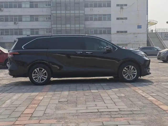 Toyota Sienna 2023 Model Hybrid 2.5L Deluxe Edition – фото 7