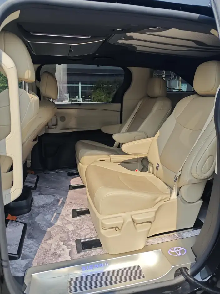 Toyota Sienna 2023 Model Hybrid 2.5L Deluxe Edition – фото 9
