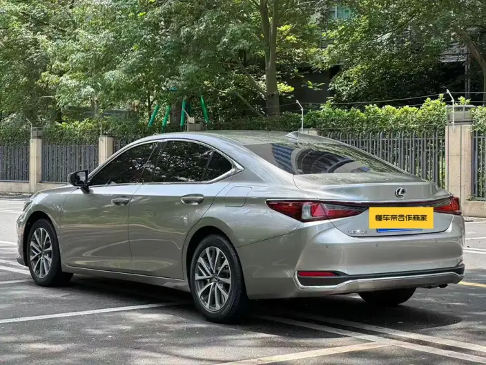 Lexus ES 2022 Model 200 Deluxe Edition – фото 3