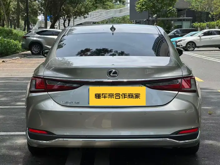 Lexus ES 2022 Model 200 Deluxe Edition – фото 4