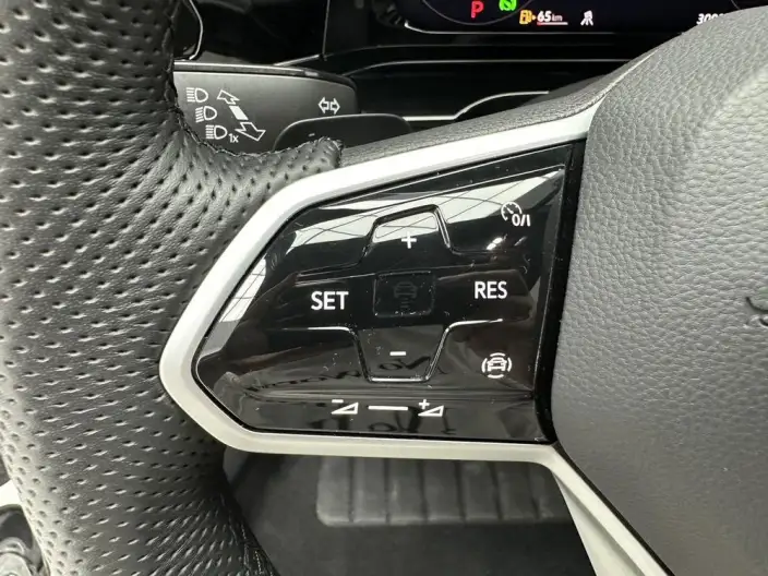 Volkswagen Golf 2023 Model Facelift 280TSI DSG R-Line Lite – фото 9