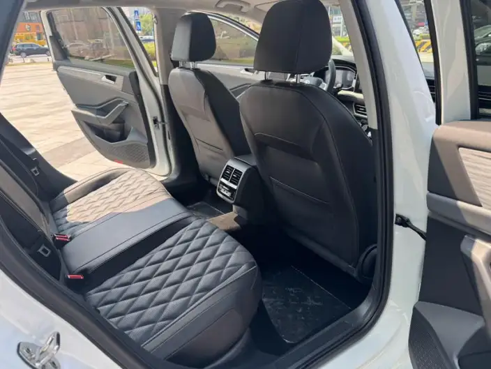 Volkswagen Sagitar 2023 Model 300TSI DSG Flying Version – фото 9